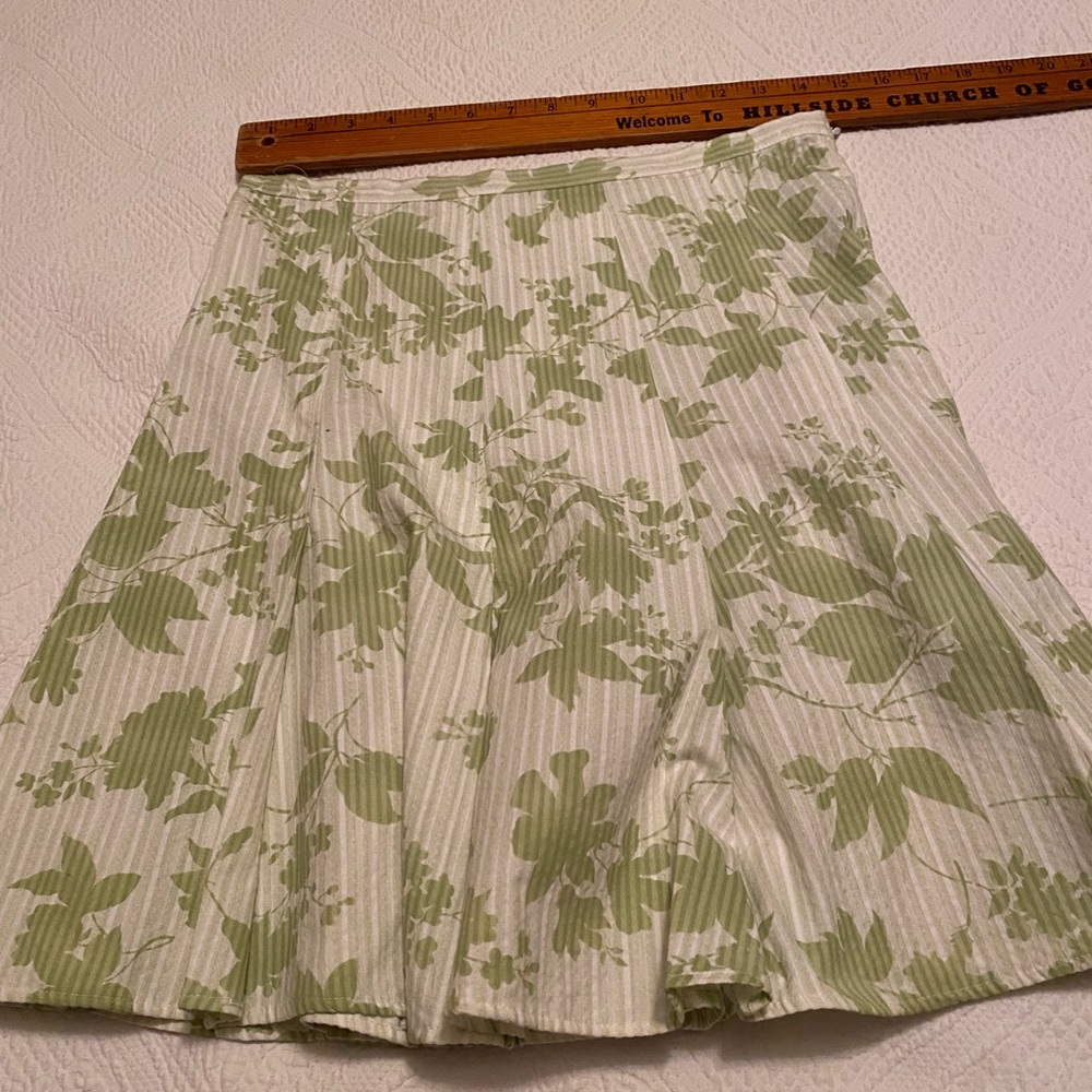 Leafy Green and White Mini pleated Skirt